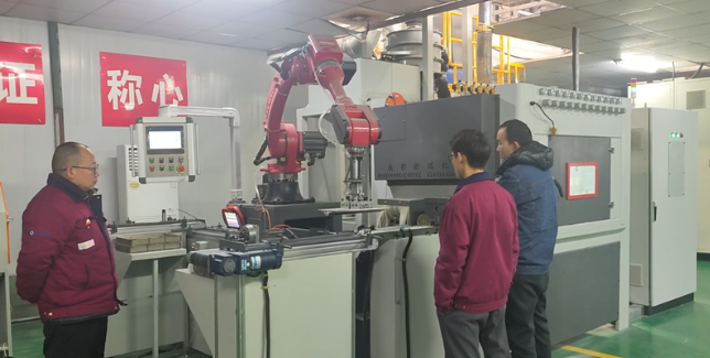 银川自动喷砂机选型要点,看完少走弯路。